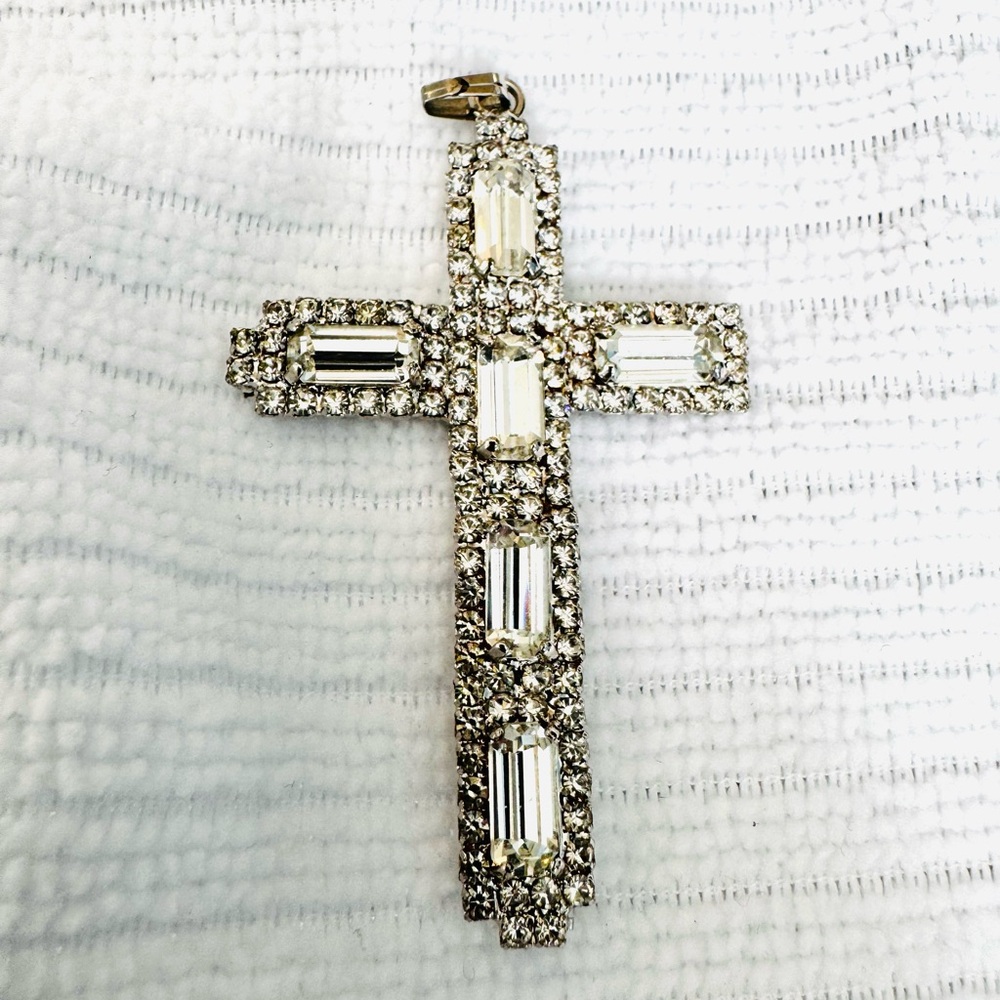 ILEANA Silver Swarovski Crystal Cross Pendant